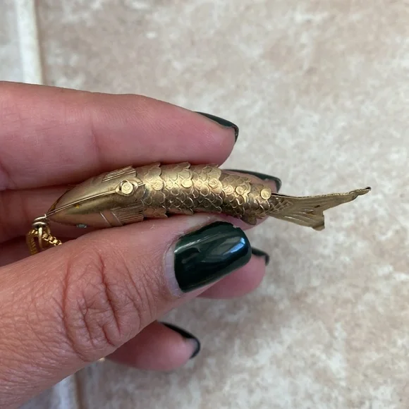 Unsigned Vintage Gold Tone Fish Pendant - Picture 4 of 5